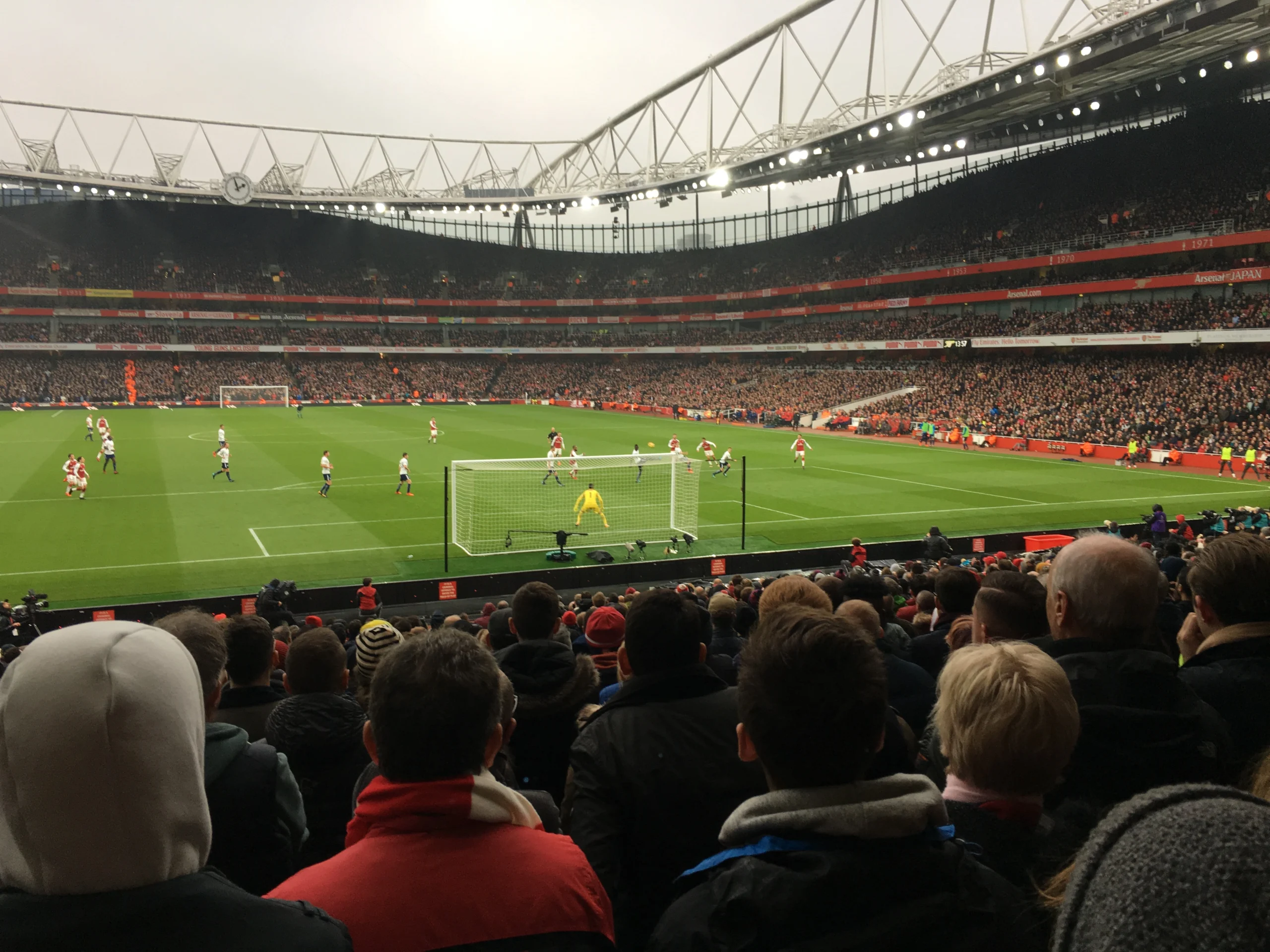 Emirates stadium North bank lower tier hinter dem Tor