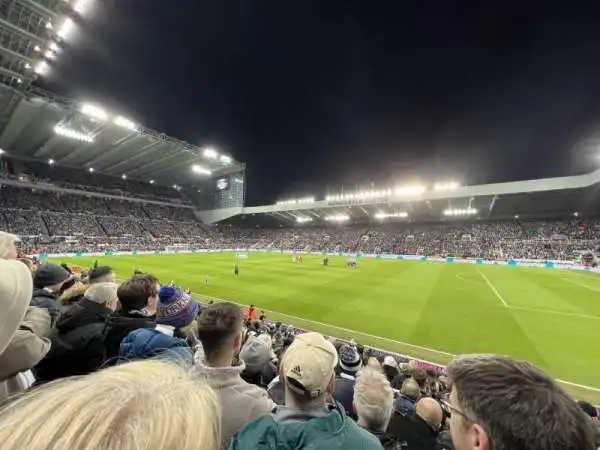 Milburn Stand - Block L1C - super Sicht auf das Spielfeld.