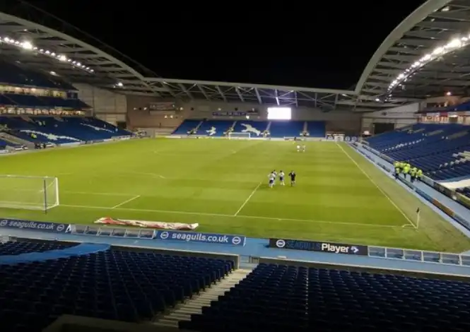 Blick von der South Stand hinter dem Tor, beliebter Bereich der lautstarken Brighton-Fans.