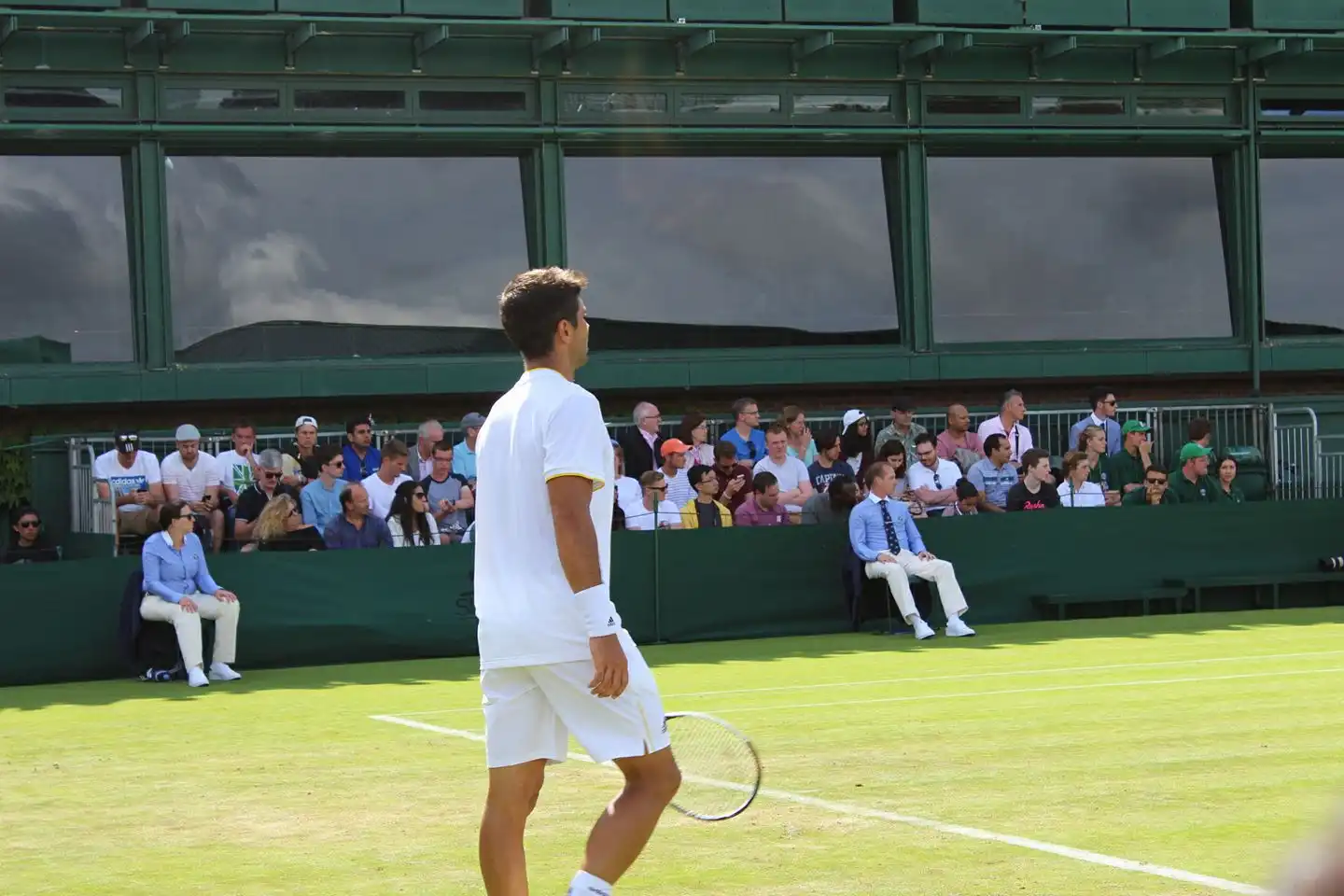Foto eines Tennisspielers auf dem Court